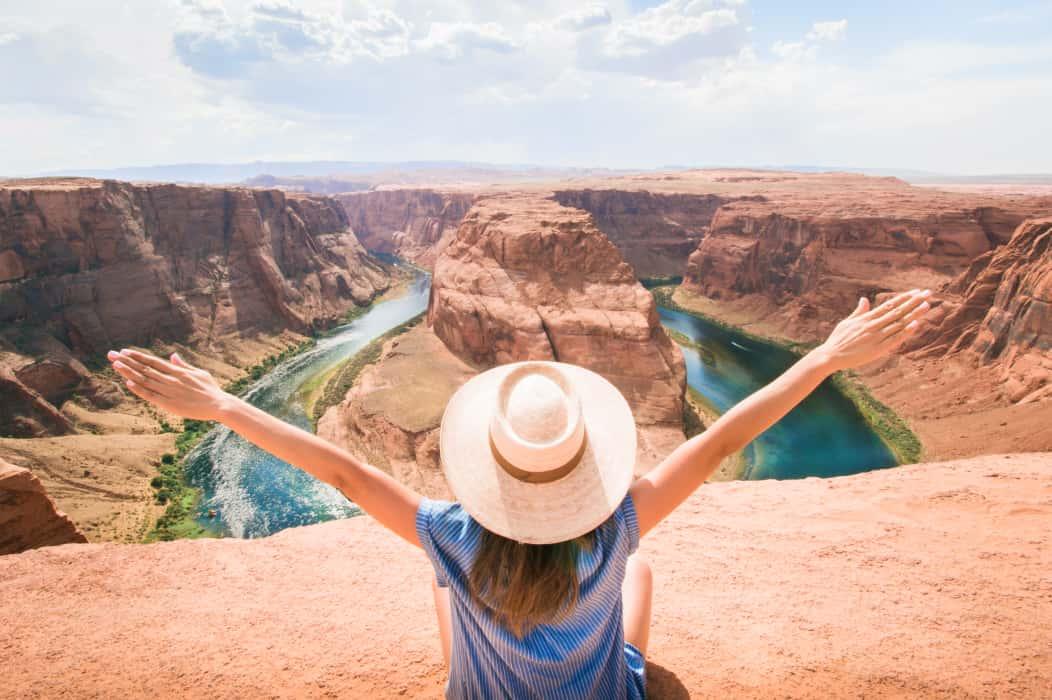 woman at horseshe bend